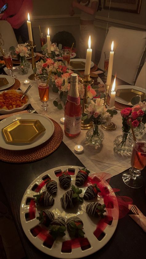 Valentines Day Dinner Aesthetic, Galentines Inspo Food, Valentines Dinner Party Ideas, Valentine’s Day Dinner Decorations, Galentines Brunch Aesthetic, Valentines Dinner Aesthetic, Galentines Party Aesthetic Outfit, Galentines Inspo Aesthetic, Galentines Inspo Party