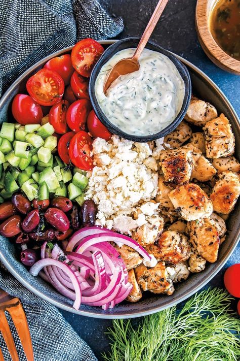 Low Carb Greek Chicken, Greek Chicken Recipe, Chicken Salad Bowls, Greek Chicken Bowls, Salat Bowl, Greek Chicken Salad, Chicken Bowls, Easy Mediterranean Diet Recipes, Cupshe Swimsuits