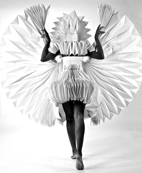 Fashion Origami, Mode Origami, Paper Costume, Wearable Architecture, Architectural Fashion, Origami Dress, Paper Clothes, Origami Fashion, Sculptural Fashion