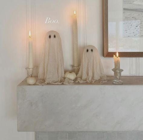 Minimalist Halloween, Halloween Mantle, Casa Halloween, Adornos Halloween, Theme Halloween, Fall Halloween Decor, Halloween Inspiration, Seasonal Home Decor, Halloween Deco