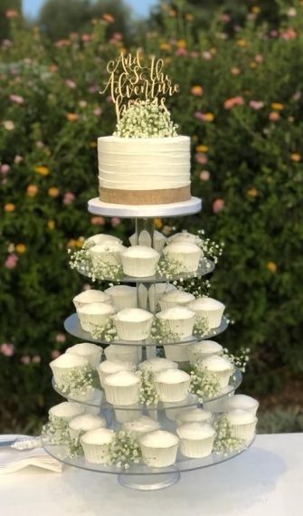 Green Wedding Cake And Cupcakes, Minimalist Wedding Cake With Cupcakes, Small Cake And Cupcakes Wedding, Wedding Cake Minimalist, Minimalist Wedding Cake, Wedding Cake And Cupcakes, Wedding Cake Simple Elegant, Garden Cupcakes, Cupcake Tower Wedding