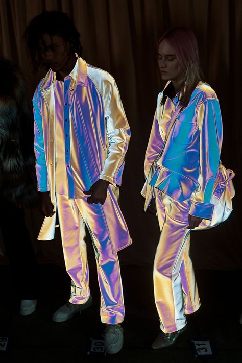 Holographic Fashion, Futuristic Fashion, Looks Style, Mode Inspiration, Look Fashion, Trending Shoes, New Balance, High Fashion, Balenciaga