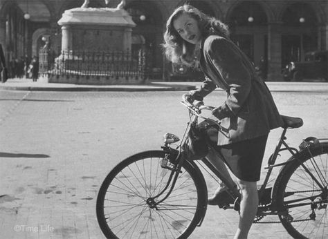 A-Post-War-Paris-Girl-1946. Barbara Laage 40s Aesthetic, Nina Leen, Life In Paris, Bohemian Life, Paris Girl, Paris Aesthetic, French Girls, French Women, 1940s Fashion