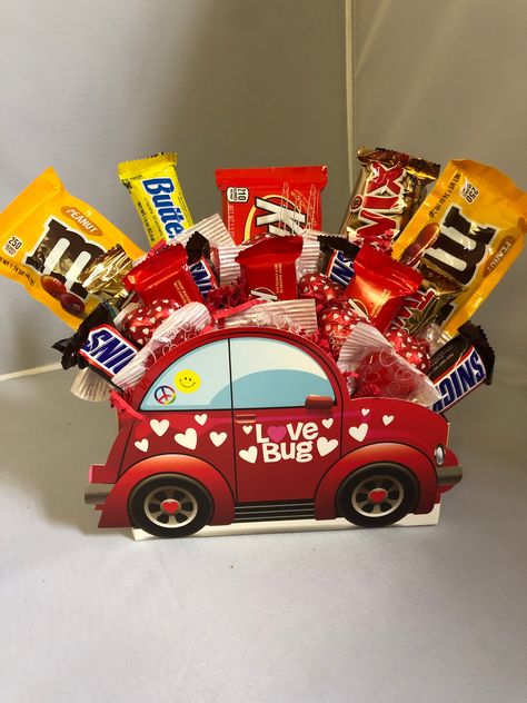 Valentines Day Candy Bouquet, Valentines Day Candy, Bug Gifts, Hadiah Valentine, Candy Arrangements, Candy Gift Baskets, Candy Bouquet Diy, Valentine Gift Baskets, Edible Bouquets