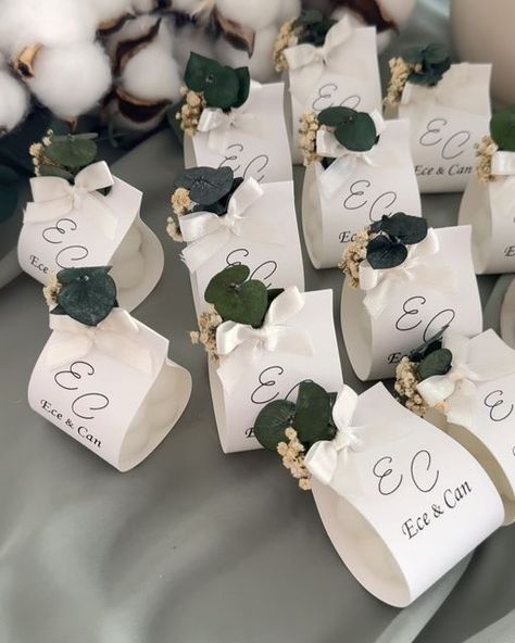 Dilara ONAY BAŞOĞLU on Instagram: "✨ Introducing our elegant mini candles, the perfect gift for your wedding, engagement, or bridal shower guests! These beautifully packaged candles are a thoughtful and practical way to show your appreciation. Personalize them with your names for a unique touch. 🌿💍  #WeddingGifts #EngagementFavors #BridalShowerIdeas #ElegantCandles #GuestGifts" Souvenir Wedding, Engagement Favors, Elegant Candles, Mini Candles, Wedding Souvenirs, Guest Gifts, Engagement Gifts, Wedding Engagement, Bridal Shower