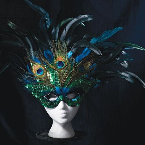 Diy Halloween Accessories, Chic Halloween Costume, Halloween Accessories Diy, Peacock Fashion, Peacock Mask, Masquerade Outfit, Peacock Costume, Feather Mask, Green Magic