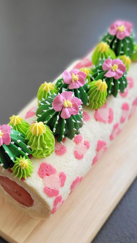 Roll Cakes With Designs, Decorated Roll Cake, Cake Roll Design, Roll Cake Decoration, Swiss Roll With Design, Floral Swiss Roll Cake, Cute Roll Cake, Decorated Cake Roll, Cactus Cakes