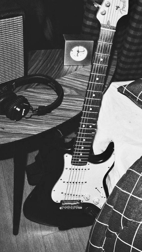 Wallpaper Gitar, Old Benches, Black Electric Guitar, Wallpaper Wa, Black And White Aesthetic, Guitar Picks, Vintage Guitars, Rock Star, White Aesthetic