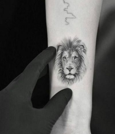 Lion With Crown Tattoo, Cute Dragon Tattoo, Tattoo Lower Back, Lion With Crown, Small Lion Tattoo, Mens Lion Tattoo, Lion Head Tattoos, Leo Tattoos, Crown Tattoo