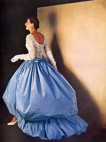 Balenciaga, 1954, photo Philippe Pottier Vintage Balenciaga, Balenciaga Dress, Cristobal Balenciaga, Balenciaga Fashion, Cristóbal Balenciaga, Spanish Fashion, Fashion 1950s, Gown Photos, Vintage Gowns