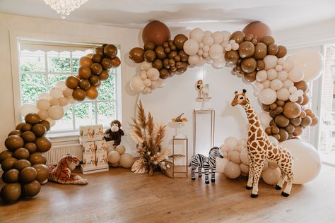 Safari themed party styling for a children's birthday party. High quality and hand picked products. Neutral Jungle Birthday Party, Giraffe Party Ideas, Safari First Birthday Party Boy, Boho Safari Birthday Party, Giraffe Theme Birthday Party, Giraffe Baby Shower Theme Boy, Giraffe Birthday Theme, Safari Baby Party, Giraffe Birthday Party