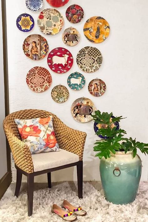 Wall Plate design and ideas - Ceramic Wall Plates - Home decor ideas Picture Framing Ideas, Perete Accent, Dekorasi Bohemia, Indian Room, Indian Room Decor, Decor Ideas For Living Room, Framing Ideas, India Home Decor, Bohemian Furniture