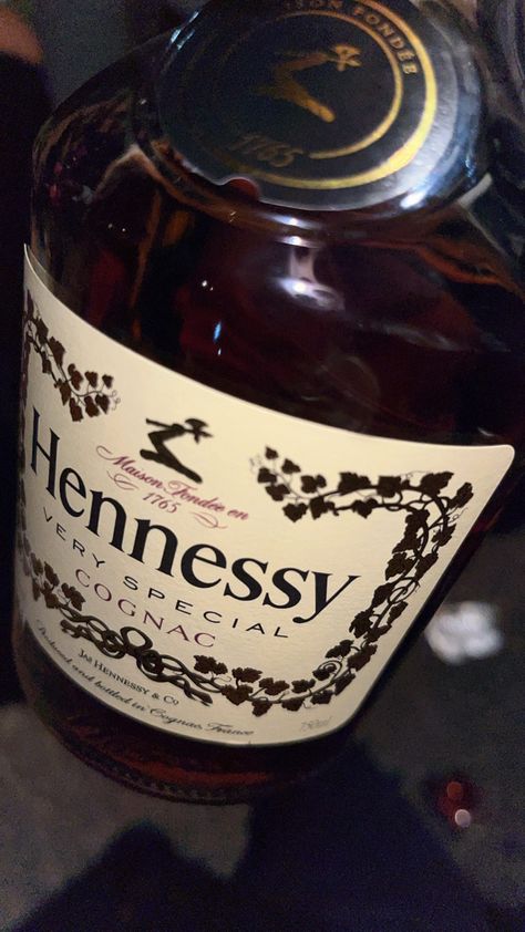 Hennessy Bottle Aesthetic, Henny Bottle Aesthetic, Bottles Aesthetic Alcohol, Bottles Of Alcohol Aesthetic, Alcoholic Drinks Pictures, Liqour Aesthetics Dark, Cognac France, Best Snapchat, Pretty Alcoholic Drinks