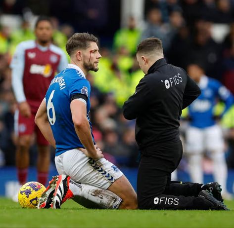 Everton's James Tarkowski receives medical attention. Photograph: Jason Cairnduff/Action Images/Reuters James Tarkowski, Tarkowski Everton, Rooney Everton, Amadou Onana Everton, Arsenal Vs Everton, Action Images, Aston Villa, Premier League, Medical