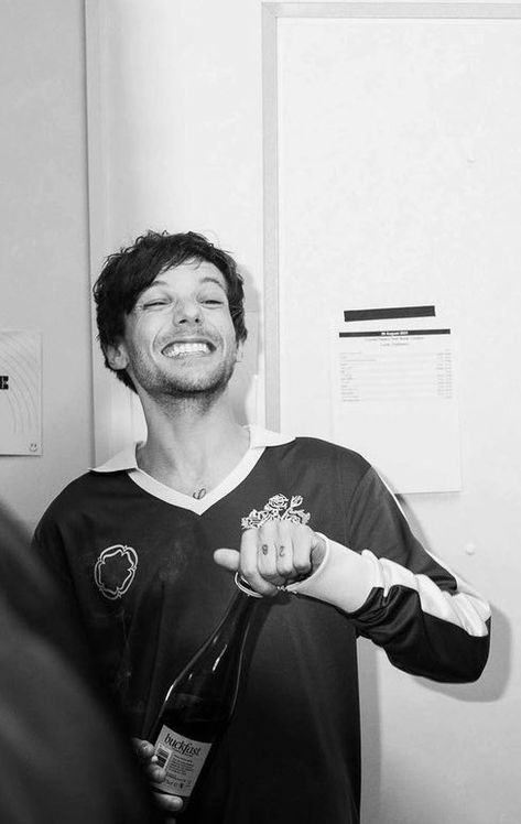 Waterloo Road, Gambar One Direction, Punk Rock Princess, One Direction Photos, His Smile, Louis And Harry, One Direction Pictures, Louis Williams, The Perfect Guy