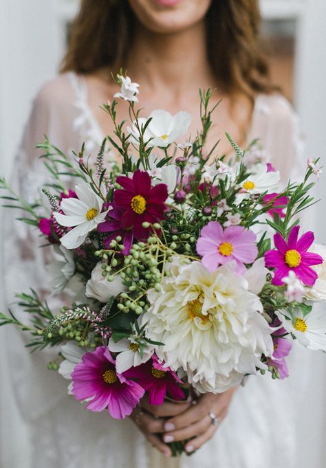 ALEX   SHANNON Bouquet Champetre, Prettiest Bouquet, Cosmos Flowers, Bright Wedding, White Wedding Flowers, Cut Flower Garden, Bouquet Inspiration, Beautiful Bouquets, Trendy Flowers