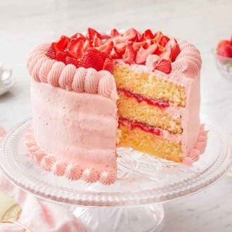 Strawberry Lemonade Cake Recipe, Strawberry Reduction, Lemonade Cake Recipe, Lemon And Strawberry, Strawberry Lemon Cake, Strawberry Lemonade Cake, Bakery Muffins, Lemonade Cake, Tart Cake