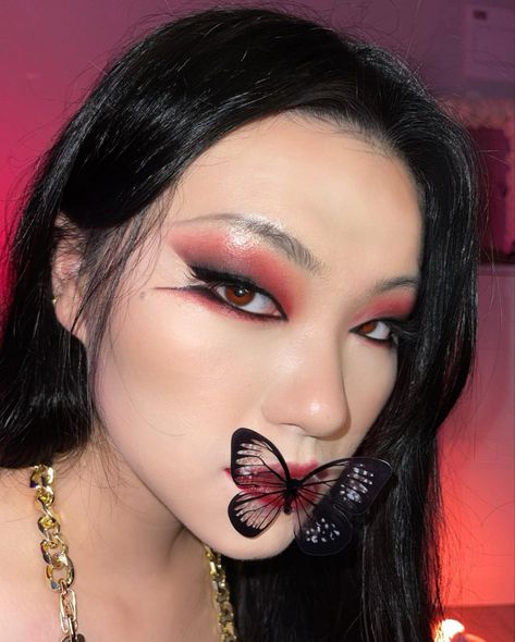 Geisha Inspired Makeup, Monolid Goth Makeup, Goth Butterfly Makeup, Y2k Editorial Makeup, Asian Makeup Editorial, Casual Makeup, Doll Eye Makeup, Ethereal Makeup, Dope Makeup