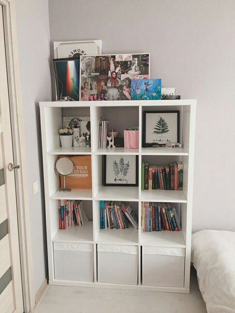 Kallax As Bookshelf, Cubicle Storage Ideas Bedroom, Bookshelf In Bedroom Ideas Small Spaces, Cube Shelf Decor Bedroom Aesthetic, Small Book Shelf Ideas, Cubicle Storage Ideas, Shelf Decor Bedroom Aesthetic, Teenager Bedroom Design, Picture Room Decor