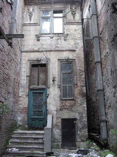 Apartment Building Architecture, Derelict Buildings, Old Abandoned Houses, Abandoned House, Abandoned Mansions, Building Architecture, Brick Walls, Haunted Places, Old Building