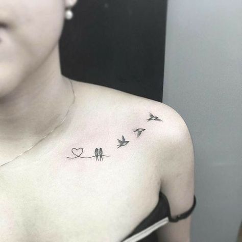 Mini Tattoo Page sur Instagram : « "Shoulder Tattoo Ideas For Women" @mini_tattoo_page 👉Tag a Friend To advertise at an affordable price DM us👉 @mini_tattoo_page… » Small Bird Tattoo, Mini Tattoo, Best Tattoos For Women, Inked Tattoo, Bird Tattoo, Collar Bone Tattoo, Feather Tattoos, Family Tattoos, Mom Tattoos