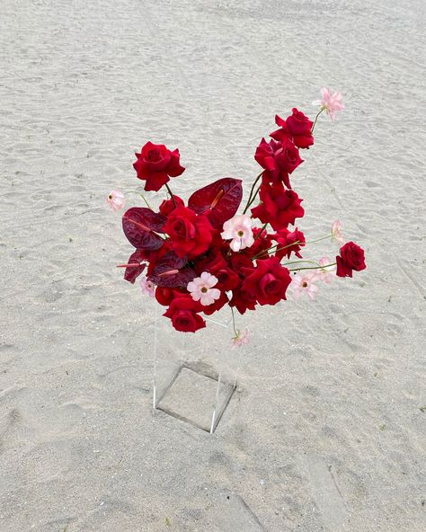 Anthurium Arrangement, Butterfly Ranunculus, Pub Wedding, Anthurium Flower, Unique Floral Arrangements, Wedding Table Designs, Instagram Heart, Floral Art Design, Flower Installation