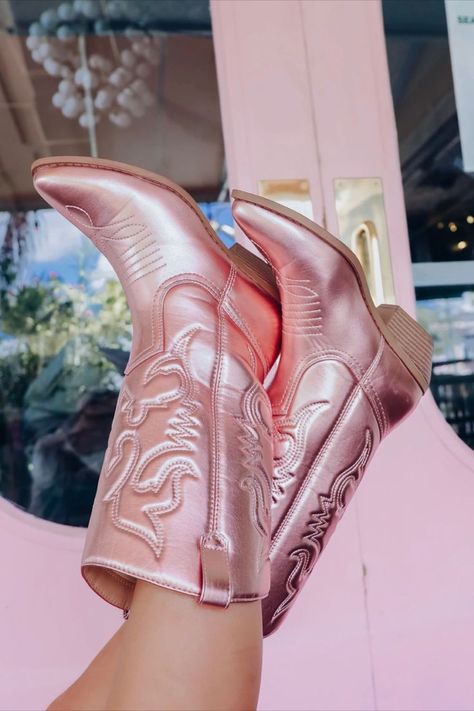 Zapatillas Veja, Trajes Country, Pink Cowboy Boots, Botas Western, Pink Cowgirl Boots, Bota Country, Disco Cowgirl, Metallic Boots, Cowgirl Aesthetic