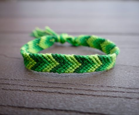 Green Chevron Bracelet, Green Friendship Bracelet, Yarn Bracelets, Chevron Bracelet, Green Chevron, Bracelet Ideas, Funky Jewelry, String Bracelet, Custom Bracelets