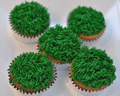 To make the grass: Hold tip #233 straight up over the cupcake. Starting very near the surface, squeeze. While squeezing, pull straight up. If you pull at an angle or to the side your grass will look weird. Grass Cupcakes Ideas, Grass Frosting Tip, Grass Cupcakes, Farm Cupcakes, Grass Cake, Jennifer Bell, Superbowl Desserts, Ladybug Cupcakes, Dino Cake