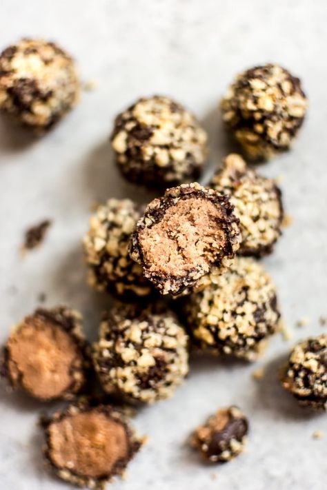 These easy rum truffles are vegan, gluten-free, and make a fun little no-bake treat that's perfect for the holidays. Scones Vegan, Rum Truffles, Soup Vegetable, Cheesecake Vegan, Rum Balls, Boozy Desserts, Calorie Calculator, Truffle Recipe Chocolate, Truffle Recipe