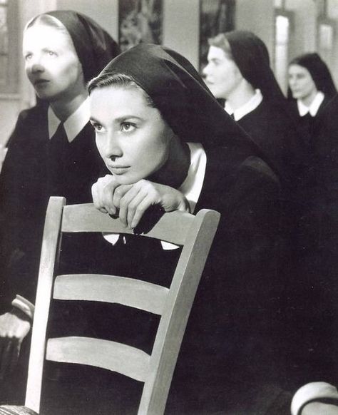 Ingrid Bergman was initially considered for The Nun’s Story but turned it down and recommended Audrey Hepburn for the role instead The Nun's Story, Audrey Hepburn Photos, The Nun, Audrey Hepburn Style, Ingrid Bergman, Roman Holiday, Classic Movies, Audrey Hepburn, Classic Hollywood