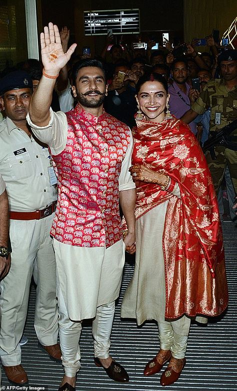 Deepika Padukone Latest, Lavish Party, Deepika Padukone And Ranveer Singh, Indian Wedding Receptions, Deepika Ranveer, Peach Wedding Invitations, Mumbai Wedding, Funny Wedding Invitations, Smile And Wave