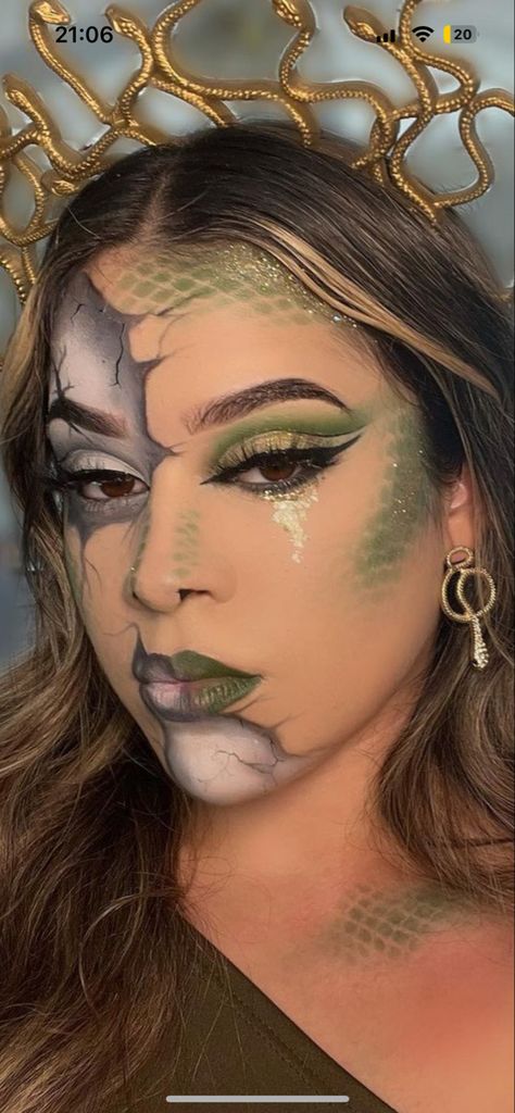 Scary Medusa Makeup, Madussa Face Makeup, Esthetician Halloween Costume, Medusa Makeup Halloween Simple, Medusa Face Makeup, Medusa Costume Hair, Medusa Make Up Ideas, Medusa Makeup Ideas Simple, Scary Medusa Costume