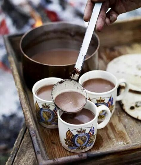 Hot Chocolate Outdoors, Camping Hot Chocolate, Chocolate Caliente, Open Fire, Sweet Food, Simple Things, Frappe, Food Styling, Hot Cocoa