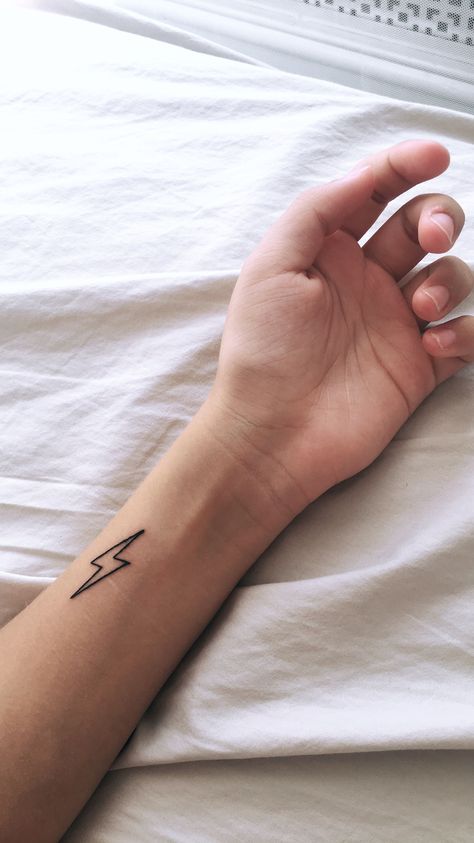 Tatoos Men Minimalistic, Mens Lightning Bolt Tattoo, Tattoo Of Lightning, Small Lighting Tattoo, Tattoo For Finger Men, Lightning Minimalist Tattoo, Minimalist Tatoos Aesthetic Men, Lightening Bolt Tattoo Arm, Lightning Finger Tattoo