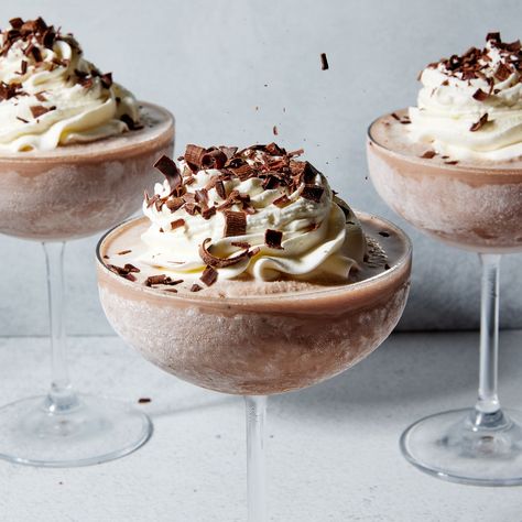 Delish Hot Chocolate Martini, Frozen Hot Chocolate Martini, Chocolate Martini Recipe, Baileys Cocktails, Hot Chocolate Cocktail, Chocolate Martini, Frozen Hot Chocolate, Frozen Chocolate, Festive Cocktails