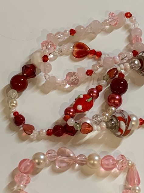 Red Beaded Bracelet, Beads Bracelet Design, Jewelry Accessories Ideas, Red Bracelets, Handmade Wire Jewelry, Funky Jewelry, Beaded Bracelets Diy, Bracelets Handmade Beaded, Beaded Accessories