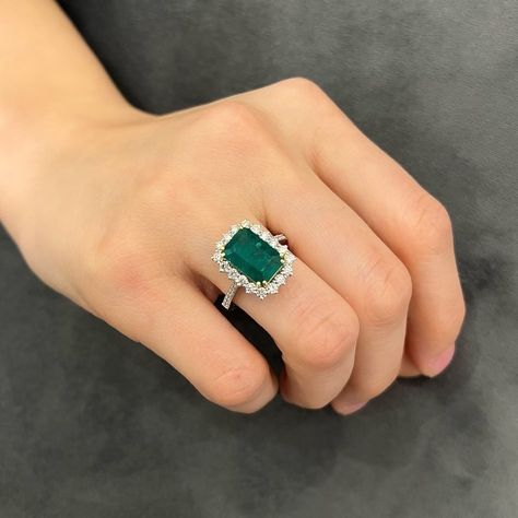 Emerald Engagement Ring Diamond, Emerald Ring Design, Diamond Centerpiece, Jewelry Certificate, Emerald And Diamond Ring, Green Emerald Ring, Diamond Necklace Designs, Engagement Ring Diamond, Gold Rings Fashion