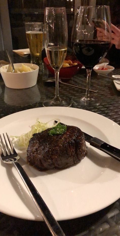 Expensive Dinner, Royal Food, Expensive Steak, Dinner Aesthetic, Steak House, Broccoli Beef, Steak Dinner, Fancy Dinner, Snap Food