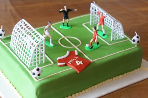 Simple Football Cake, Football Pitch Cake, Football Cake Design, Ronaldo Birthday, Football Themed Cakes, Mario Bros Birthday Party Ideas, Soccer Birthday Cakes, Bbq Cake, Football Birthday Cake