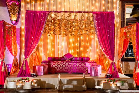 Mendhi Outdoor Decor, Mendhi Night Decoration, Manjha Decor, Mendhi Setup, Jago Decorations, Sangeet Decoration Night Indoor, Pakistani Mehndi Decor, Mehndi Stage Decor, Sangeet Decoration