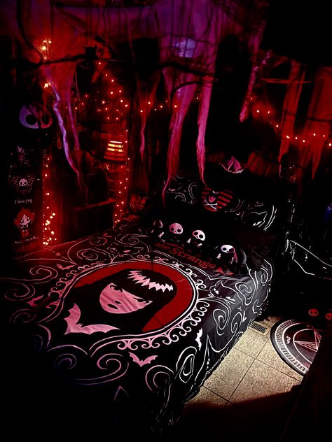 Red Goth Room, Mall Goth Bedroom, Scene Bedroom Ideas, Red And Black Room Aesthetic, Mall Goth Room, Horror Themed Bedroom, Goth Bedroom Aesthetic, Room Ideas Red, Emo Room Decor