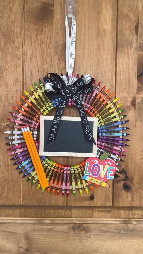 Diy Teacher Appreciation Gifts, Crayon Wreath, Teacher Wreaths, Appreciation Gifts Diy, Teacher Appreciation Gifts Diy, Teacher Craft, Teachers Diy, School Teacher Gifts, Diy Teacher Gifts