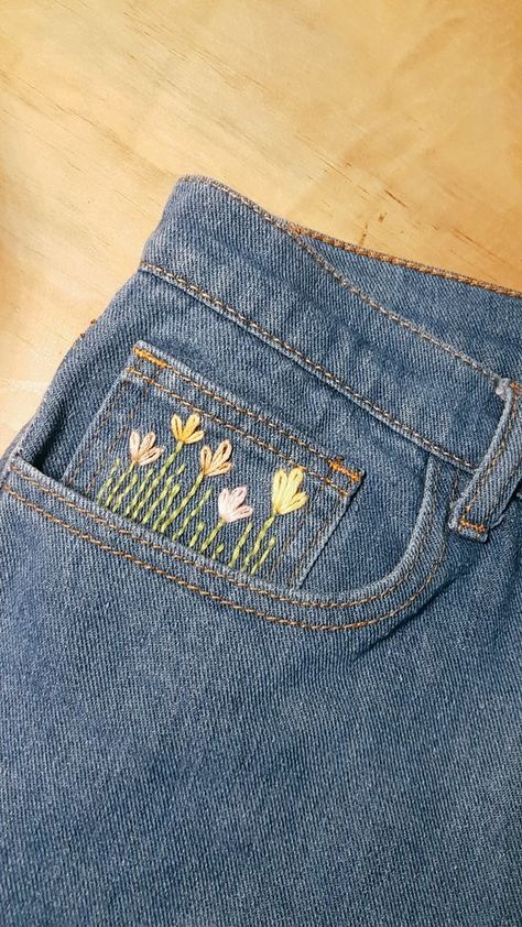 Easy Jean Embroidery Ideas, Jeans Back Pocket Design Embroidery, Embroider Jean Pockets, Easy Embroidery On Jeans, Flower Embroidery Jeans Pocket, Cross Stitch Jeans, Embroidered Jeans Aesthetic, Embroidered Clothes Aesthetic, Jeans Pocket Embroidery