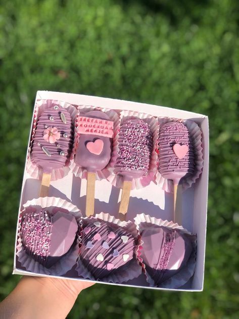 Purple Cakesicles, Geometric Heart Cake, Easter Egg Cake Pops, Chocolate Heart Cakes, Popsicles Cake, Chocolate Covered Desserts, Cake Pop Decorating, Hot Chocolate Gifts, Cake Pop Molds