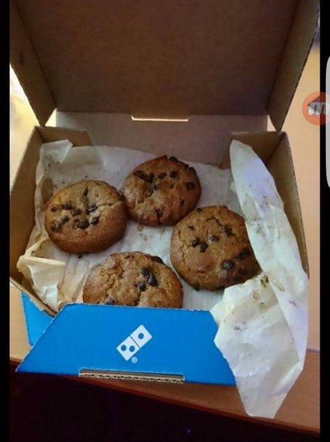 Domino's desert cookies just 4 syns each so delicious to 😉 Domino Cookie Recipe, Desert Cookies, Cookie Pizza, Easy Baking Recipes, So Delicious, Easy Baking, Love Food, Good Eats, Cookie Recipes