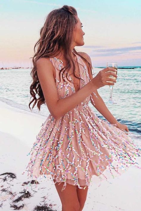 Short Plunge Dress With Half-Up Hairstyle #outfits #half-up ❤️ Looking for fancy party outfits to wear for your holiday night? We’ve got stylish ideas for every party: from cocktail to casual. ❤️ See more: http://lovehairstyles.com/party-outfits-hairstyles-ideas/ #lovehairstyles #hair #hairstyles #haircuts Elegantes Party Outfit, Fest Outfits, Short Homecoming Dress, Short Prom Dress, Sparkle Dress, Backless Mini Dress, Short Prom, Homecoming Dresses Short, Hoco Dresses