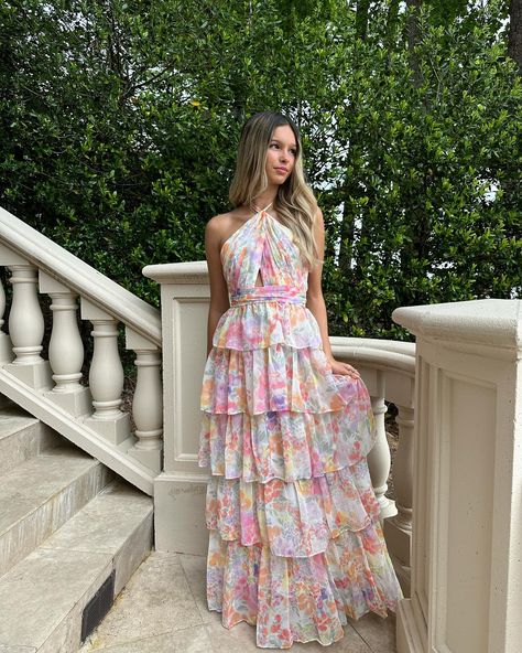 Our BEST SELLING floral maxi is back!! Grab it before it sells out again! 🌸 Brown Sequin Dresses, Colorful Summer Dresses, Stylish Outfits Casual, Grad Outfits, Floral Bridesmaid Dresses, Party Maxi Dress, Summer Party Outfit, Garden Party Dress, Halter Maxi Dress