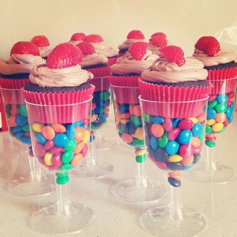 Cupcakes in wine glasses Spa Cupcakes, Kids Birthday Cupcakes, Wine Cupcakes, Drinking Games For Parties, Shopkins Party, Spa Birthday Parties, Dessert In A Jar, Spa Birthday, Pamper Party