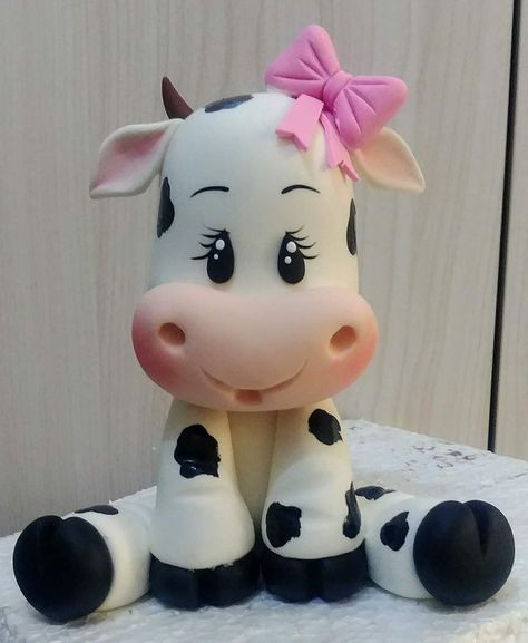 Fondant Cow, Animal Cupcakes Easy, Cow Cakes, Animal Birthday Cakes, Farm Cake, Cow Birthday, Fondant Animals, Cake Topper Tutorial, Farm Animal Birthday